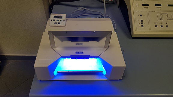 UV lamp for the treatment of light-curing resin systems