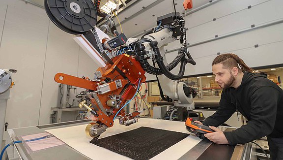 TITK_K-Messe_2025_-_Tapelegen.jpg 