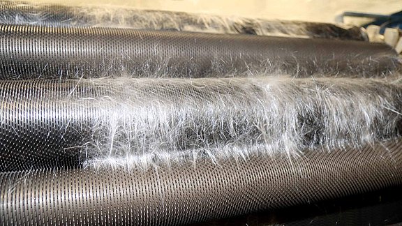 Carding reinforcement fibres