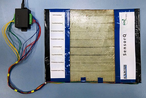 Präsentationsmuster eines epoxy-laminierten Funktions-Prepregs in Verbindung mit dem Messsystem Smarttech-SensorQ