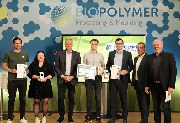 BIOPOLYMER_Award_-_Preisträger_mit_Moderatoren_-_Foto_Moritz_Geyer_web.jpg 