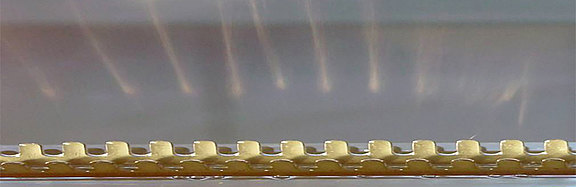 Detail aus dem Elektrospinnprozess: Igelwalze beim Verspinnen einer Lösung