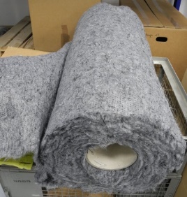 Faservlies 50/50 PA6/rCF aus einer Mattenbildung mittels Speiser, Nadelmaschine und Aufwicklung Faservlies 50/50 PA6/rCF aus einer Mattenbildung mittels Speiser, Nadelmaschine und Aufwicklung